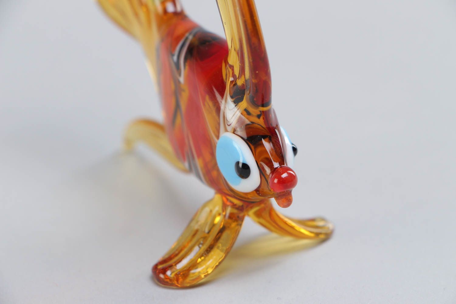 Фигурка золотой рыбки из стекла в технике лэмпворк ручной работы красочная  фото 3
