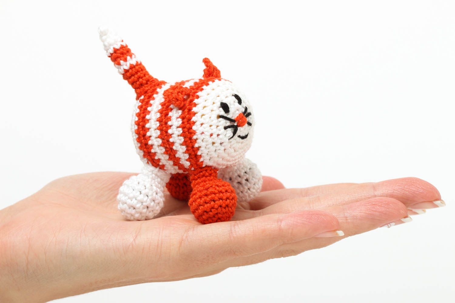 Погремушка для детей игрушка ручной работы вязаная игрушка кот маленький фото 5
