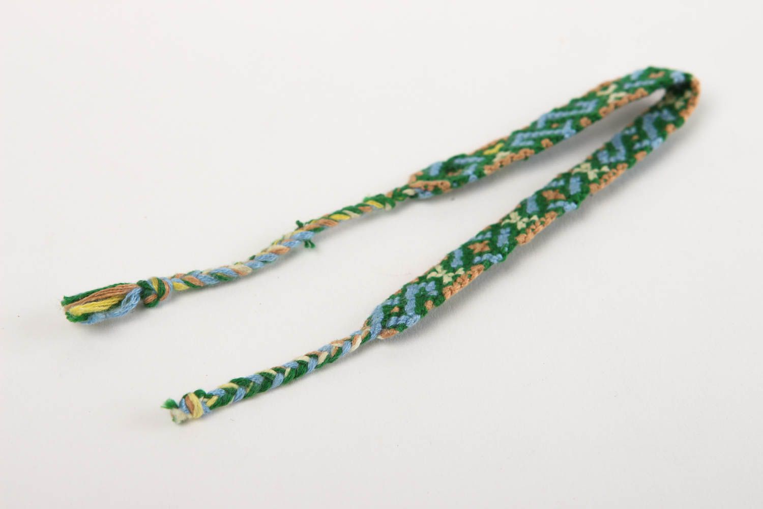 Bracelet tressé en fils moulinés Bijou fait main motif géométrique Cadeau femme photo 4