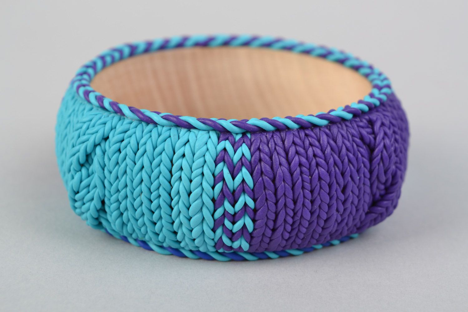 Handmade blau lila breites Armband aus Polymerton auf Holzbasis für Sommerlook foto 4