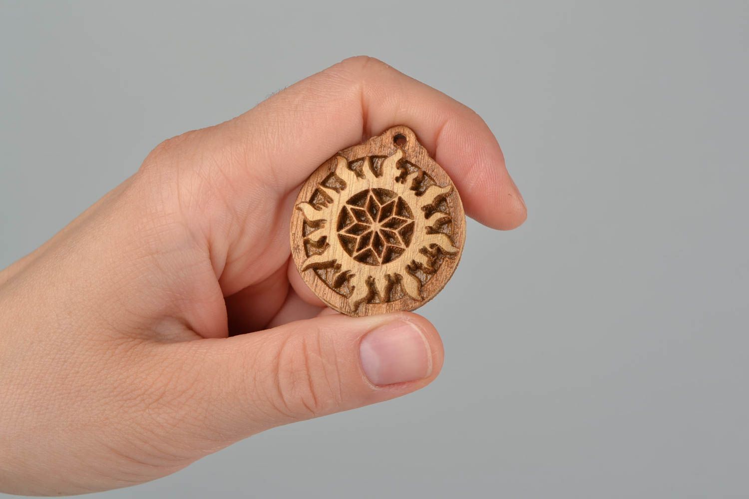 Amuleto protector eslavo colgante de madera de fresno artesanal Alatyr en Sol foto 2