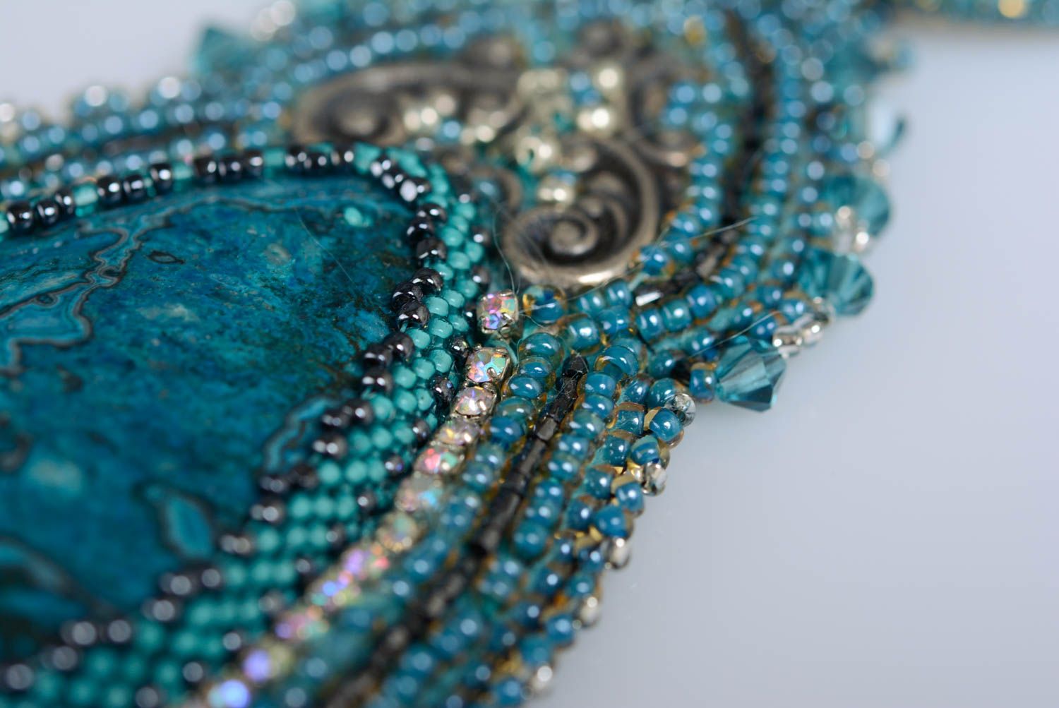 Collier avec pendentif en perles de rocaille et agate bleu fait main massif photo 3