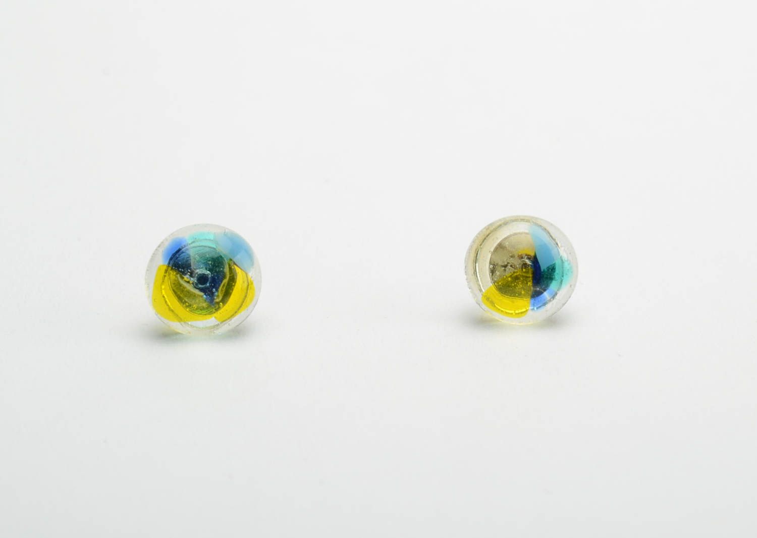 Petites boucles d'oreilles clous rondes en verre fusé faites main bleu jaune photo 5
