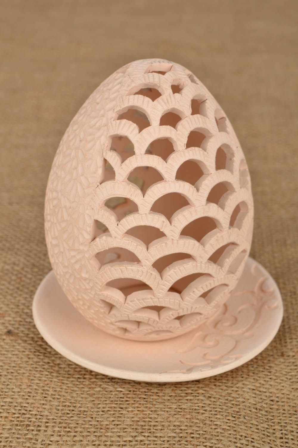 Candelero de cerámica en forma de huevo calado foto 1