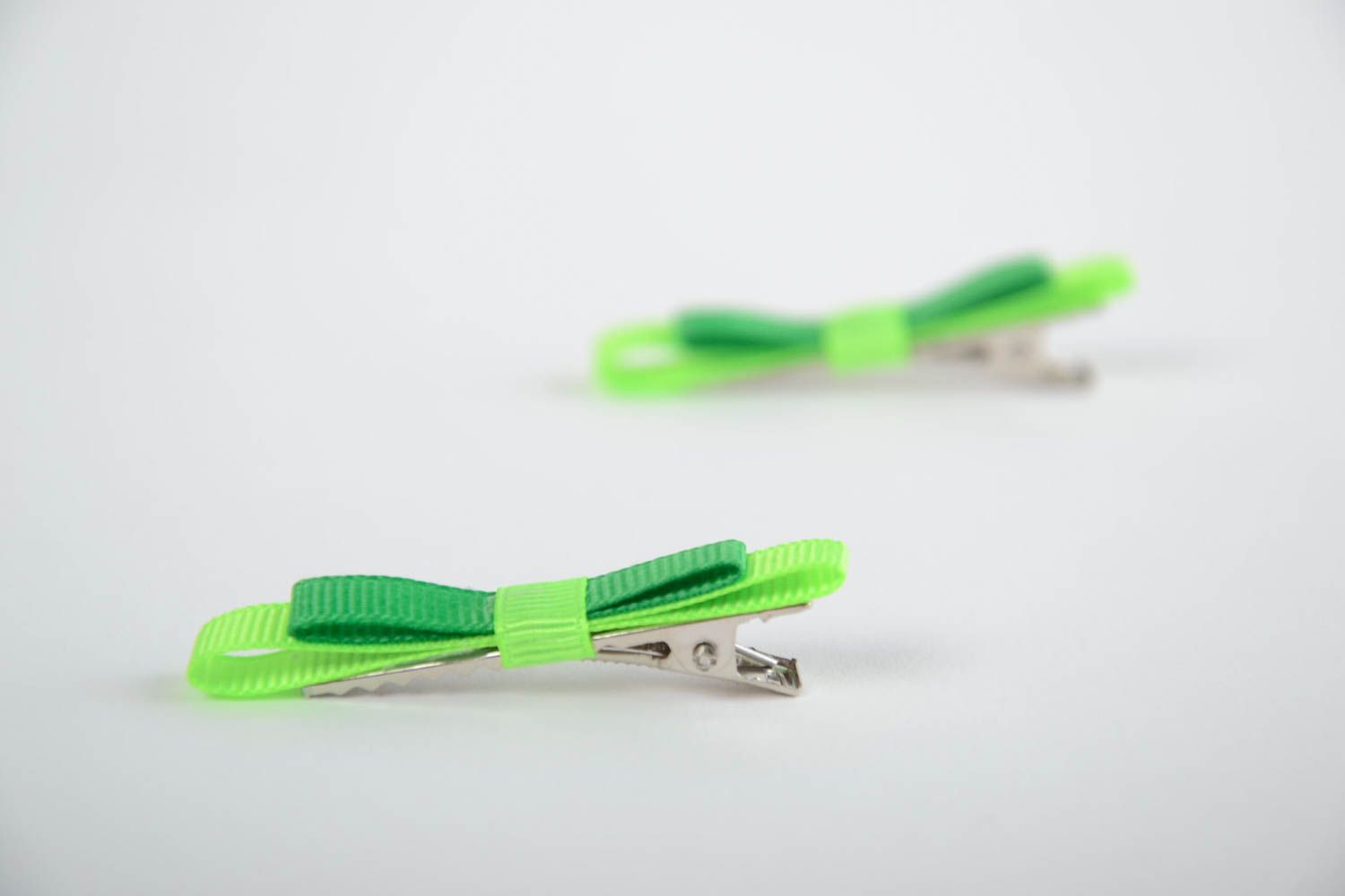 Grüne Kinder Haarspangen mit Schleifen 2 Stück aus Ripsbändern handmade foto 3