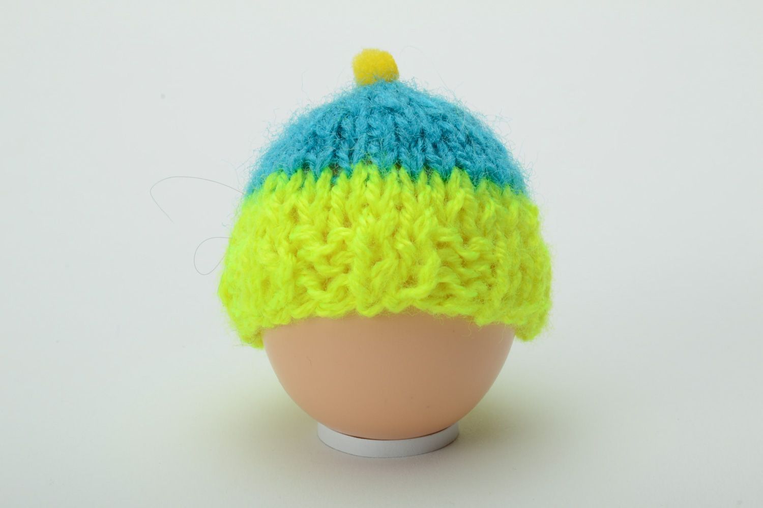 Bonnet tricoté pour oeuf de Pâques en coton et acrylique fait main bleu-jaune photo 2