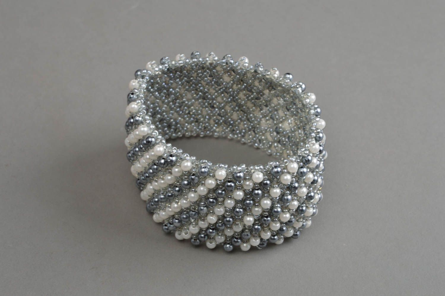 Bracelet en perles de rocaille et perles fantaisie fait main large Argent doux photo 2