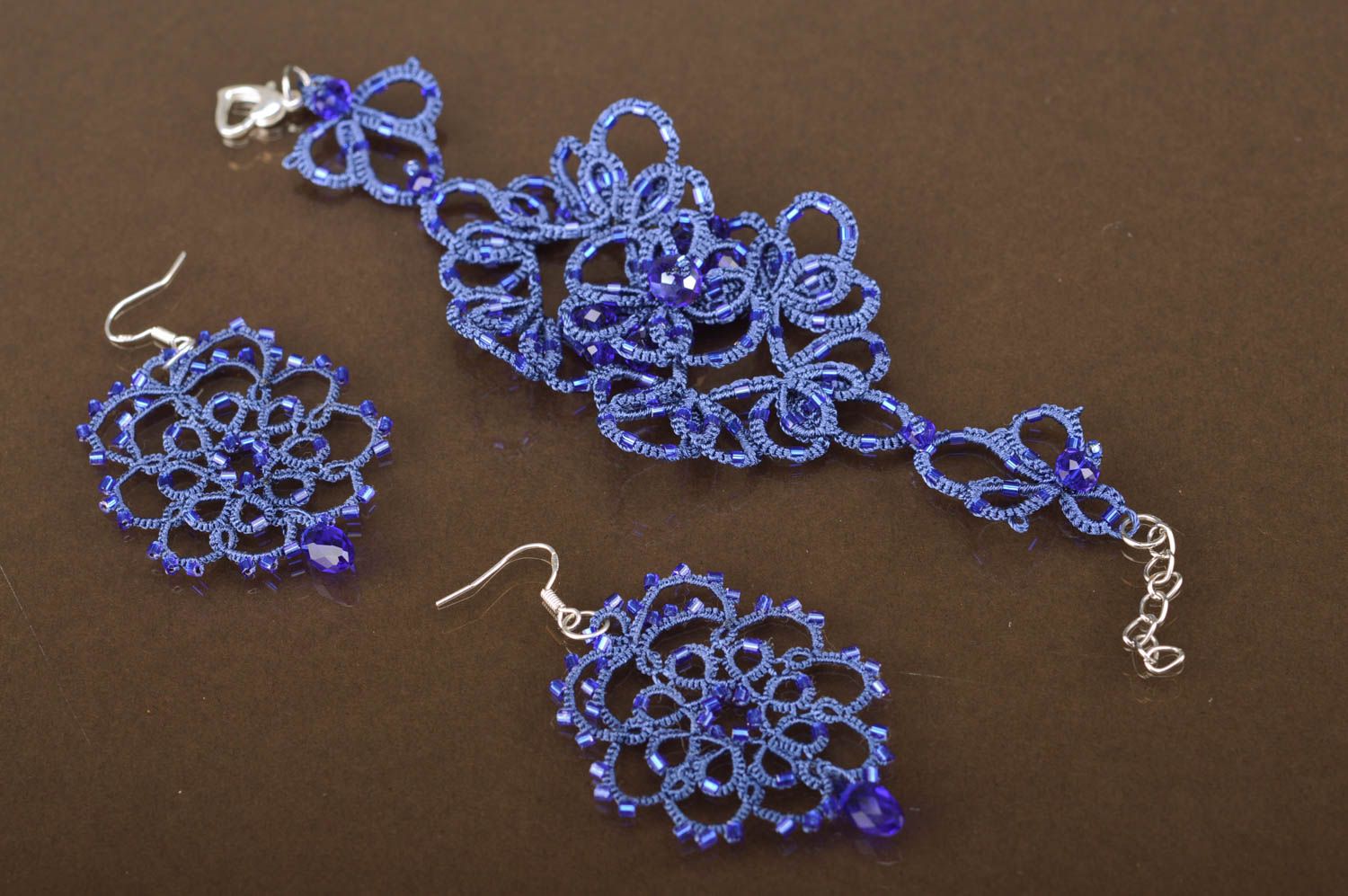 Blaues gehäkeltes Schmuckset Ohrringe und Collier aus Atlasfäden Handarbeit foto 2