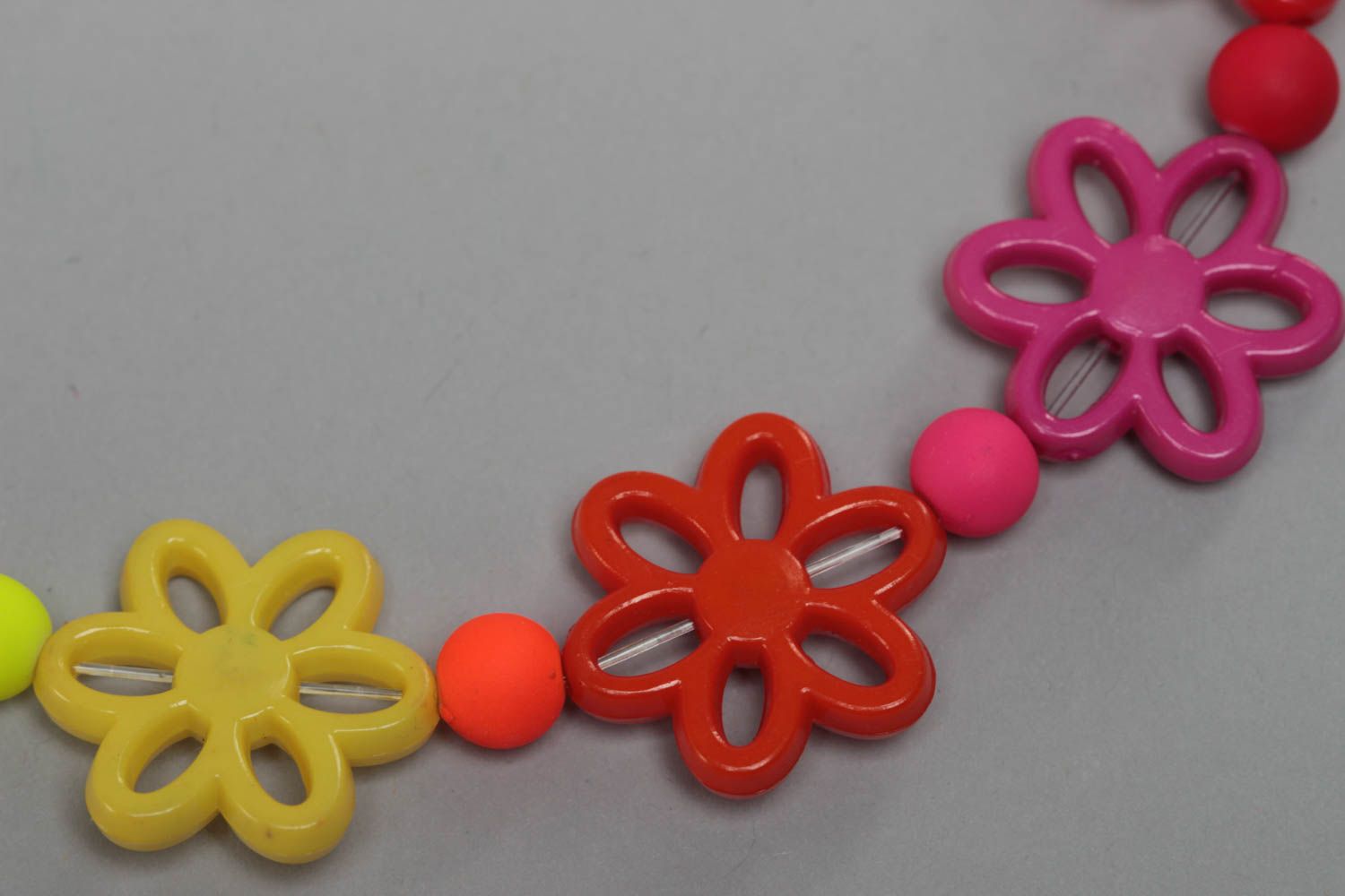 Beautiful bright handmade children's plastic bead necklace with flowers photo 3
