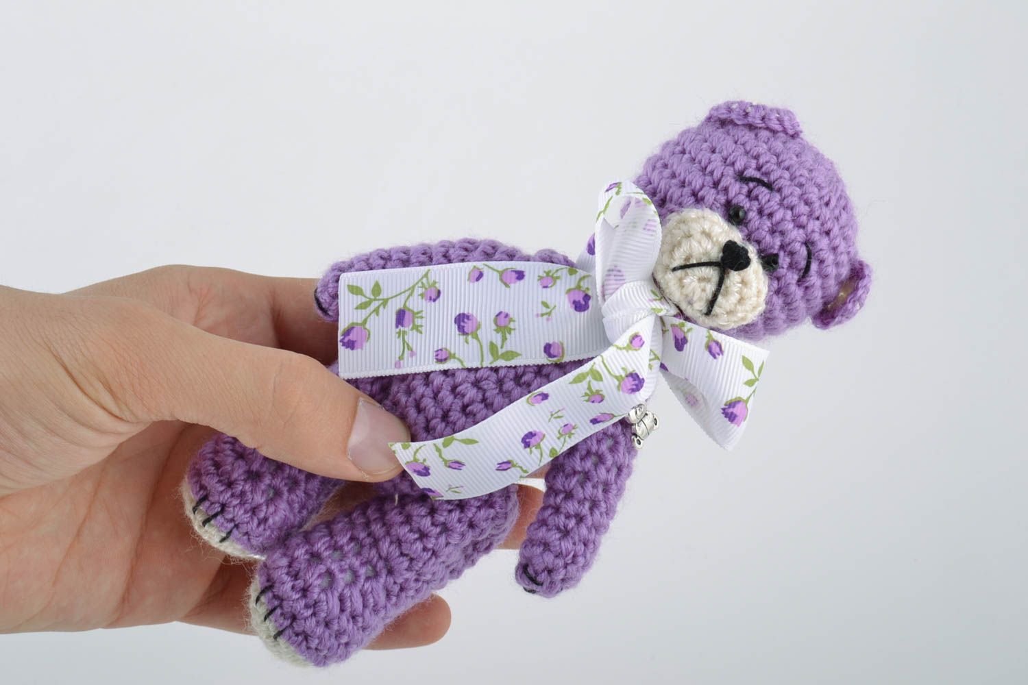Handgemachtes nettes violettes kleines gehäkeltes Kuscheltier Bär mit Schleife foto 2