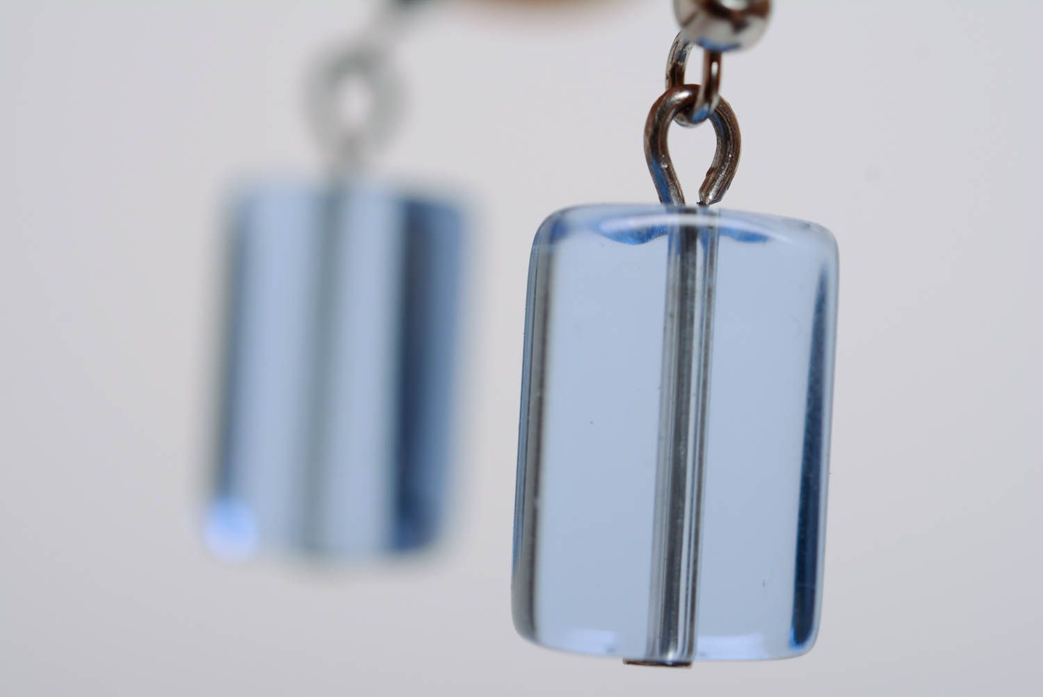 Светлые голубые серьги подвески с пластиковыми бусинами ручной работы оригинальные фото 4