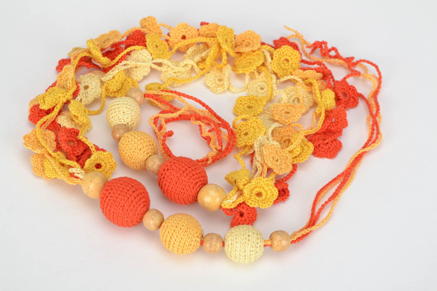 Колье вязаное крючком с крупными бусинами яркое желтое с оранжевым ручной работы фото 5