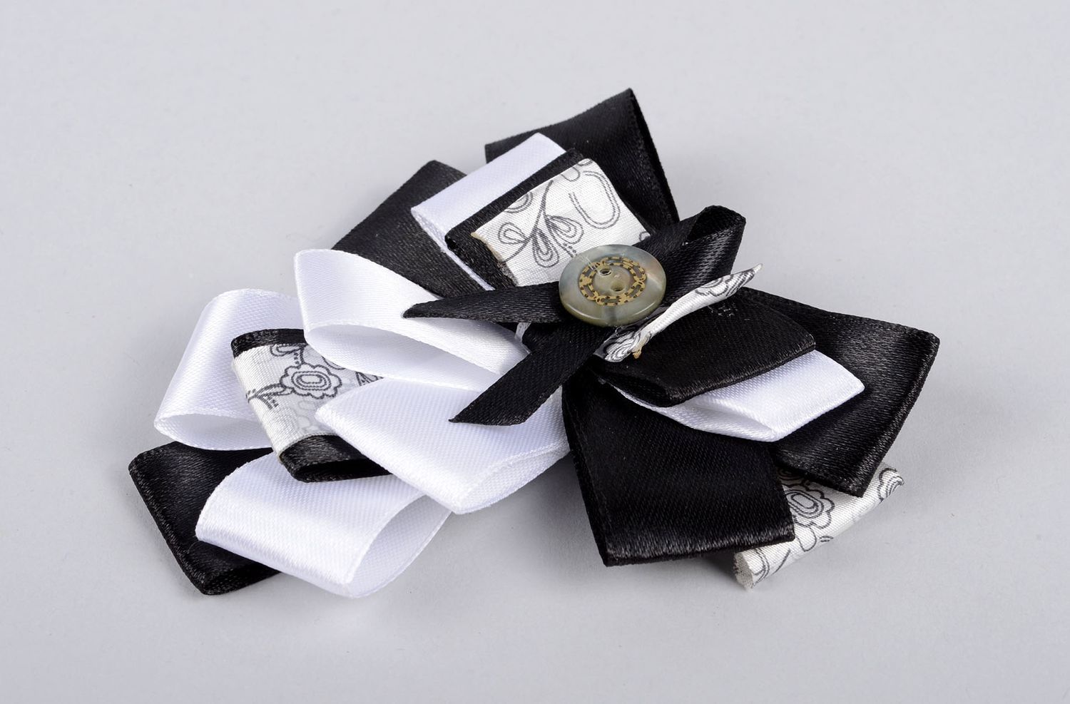 Broche textile fait main Bijou textile noeud noir blanc Accessoire femme photo 1