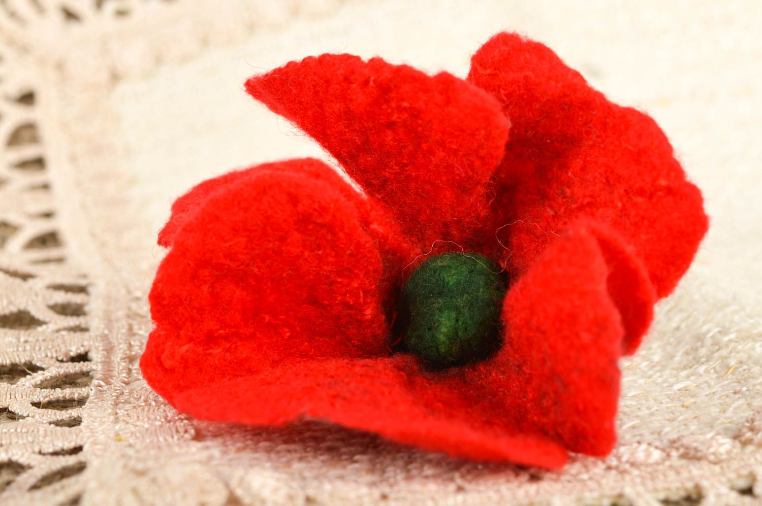 Spilla di lana fatta a mano a forma di un fiore accessorio originale in feltro foto 1