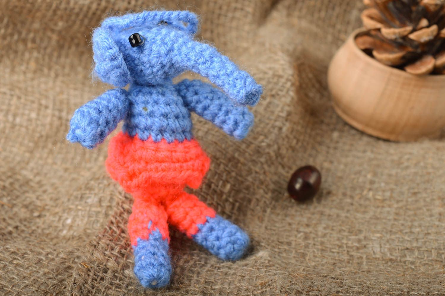 Colgante decorativo artesanal juguete tejido a ganchillo elefante azul con rojo foto 1