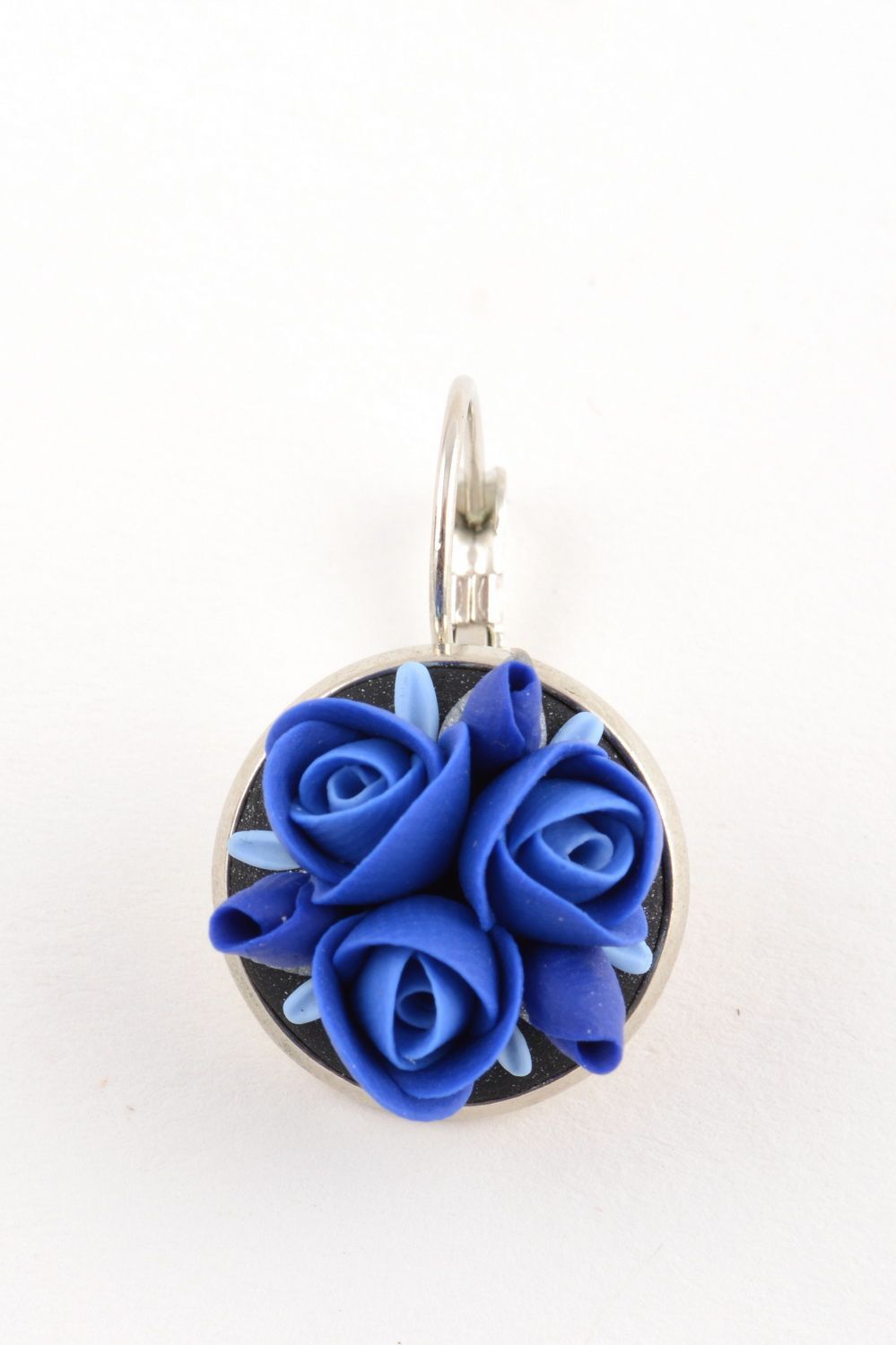 Синие серьги подвески из полимерной глины ручной работы в виде роз нарядные фото 3