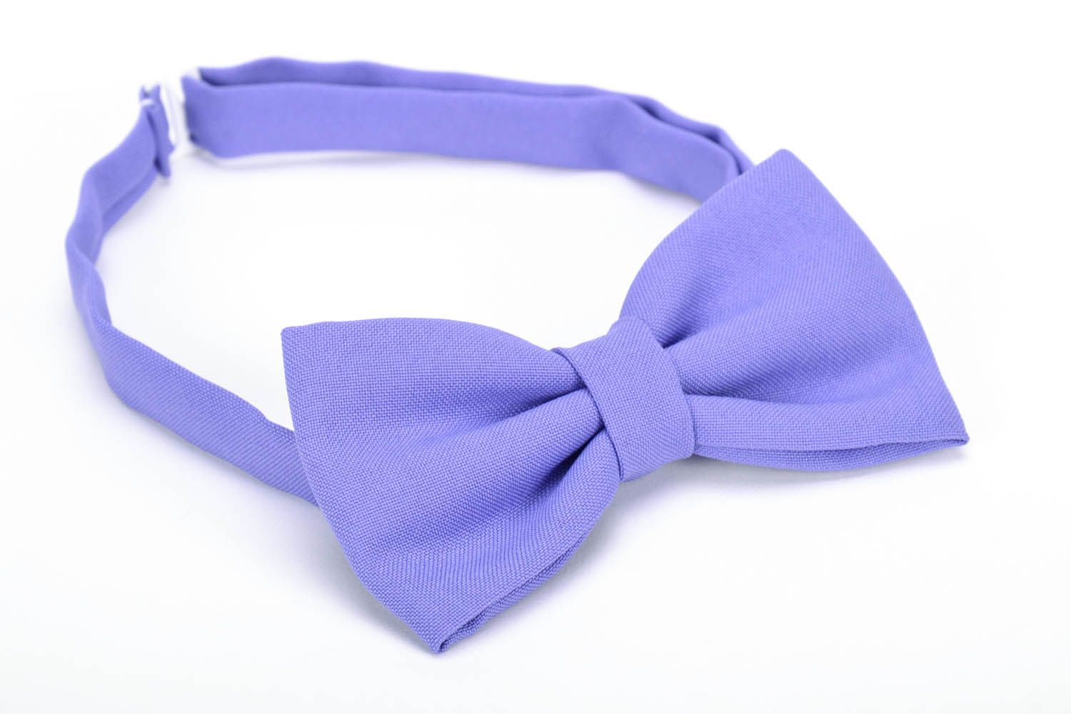 Gravata borboleta artesanal costurada de tecido  de cor lilás foto 2