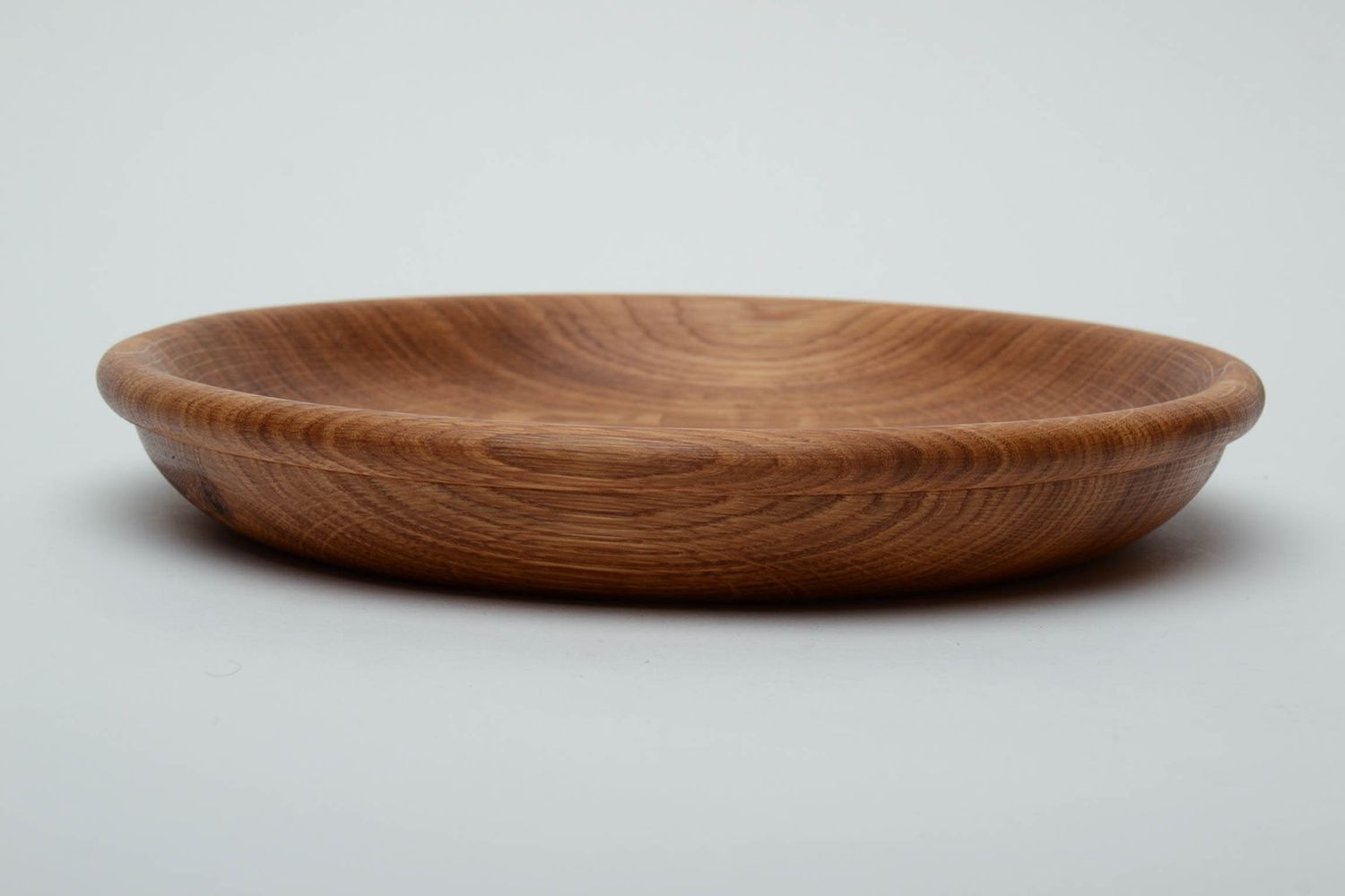 Тарелка из дерева плоская ручной работы фото 2