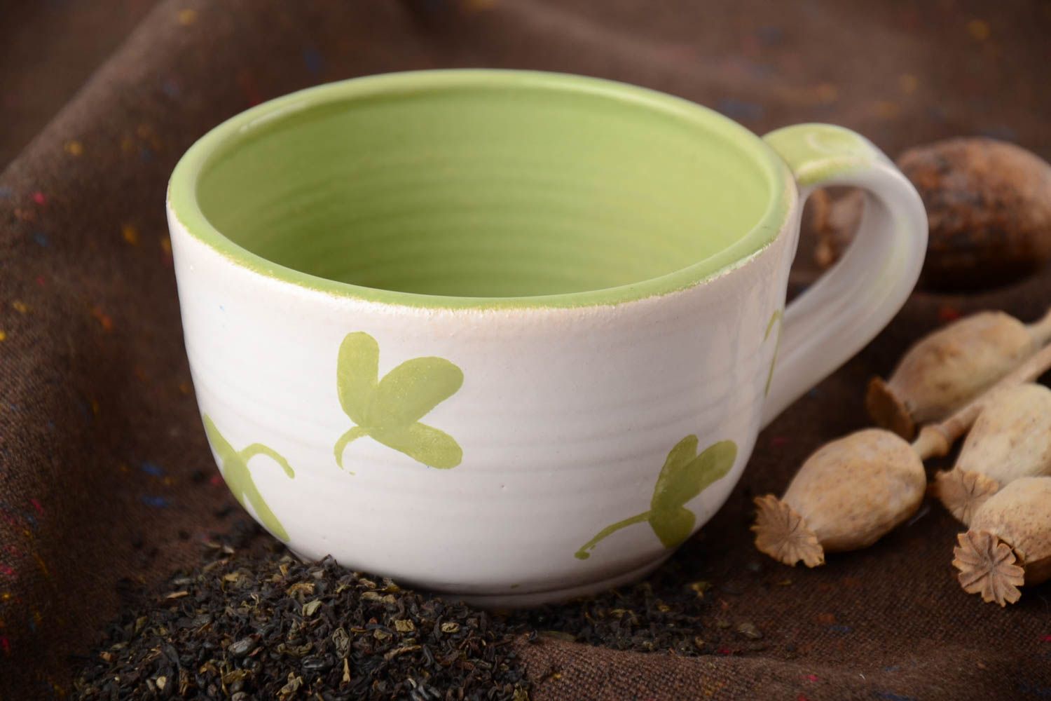 Schöne keramische Tasse aus Ton mit Bemalung hellgrün mit Blättern 350 ml handmade foto 1