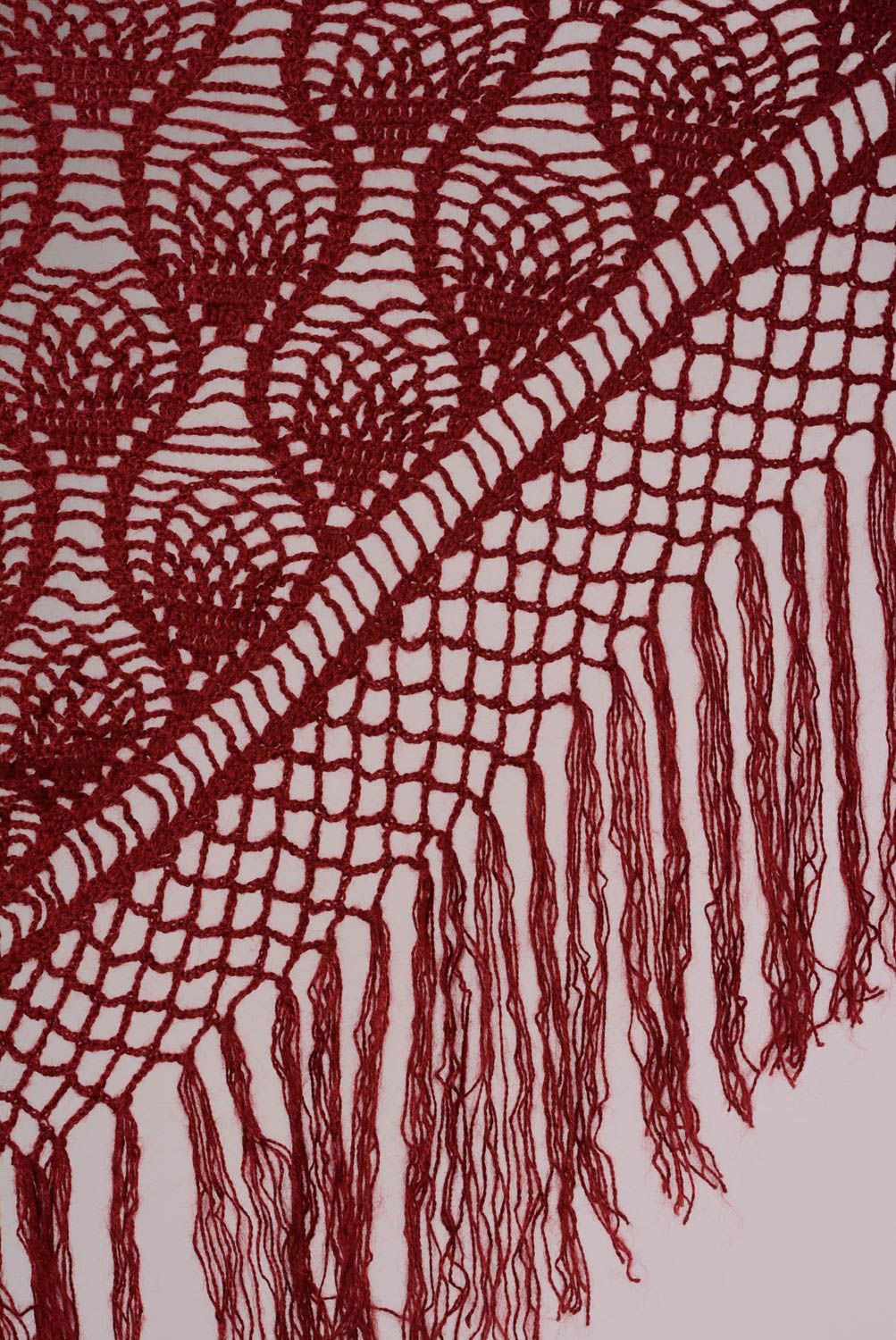Вязаная накидка шерстяная шаль вручную вязаная спицами бордовая ажурная фото 3