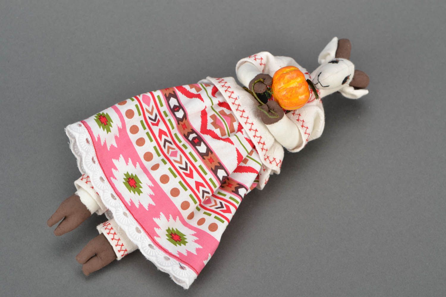 Brinquedo macio artesanal costurado de tecido Cabra Helga foto 3