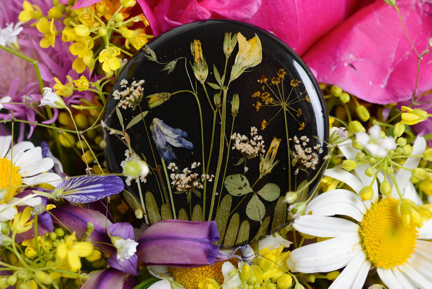 Broche noire ronde avec fleurs séchées recouvertes de résine époxyde faite main photo 1