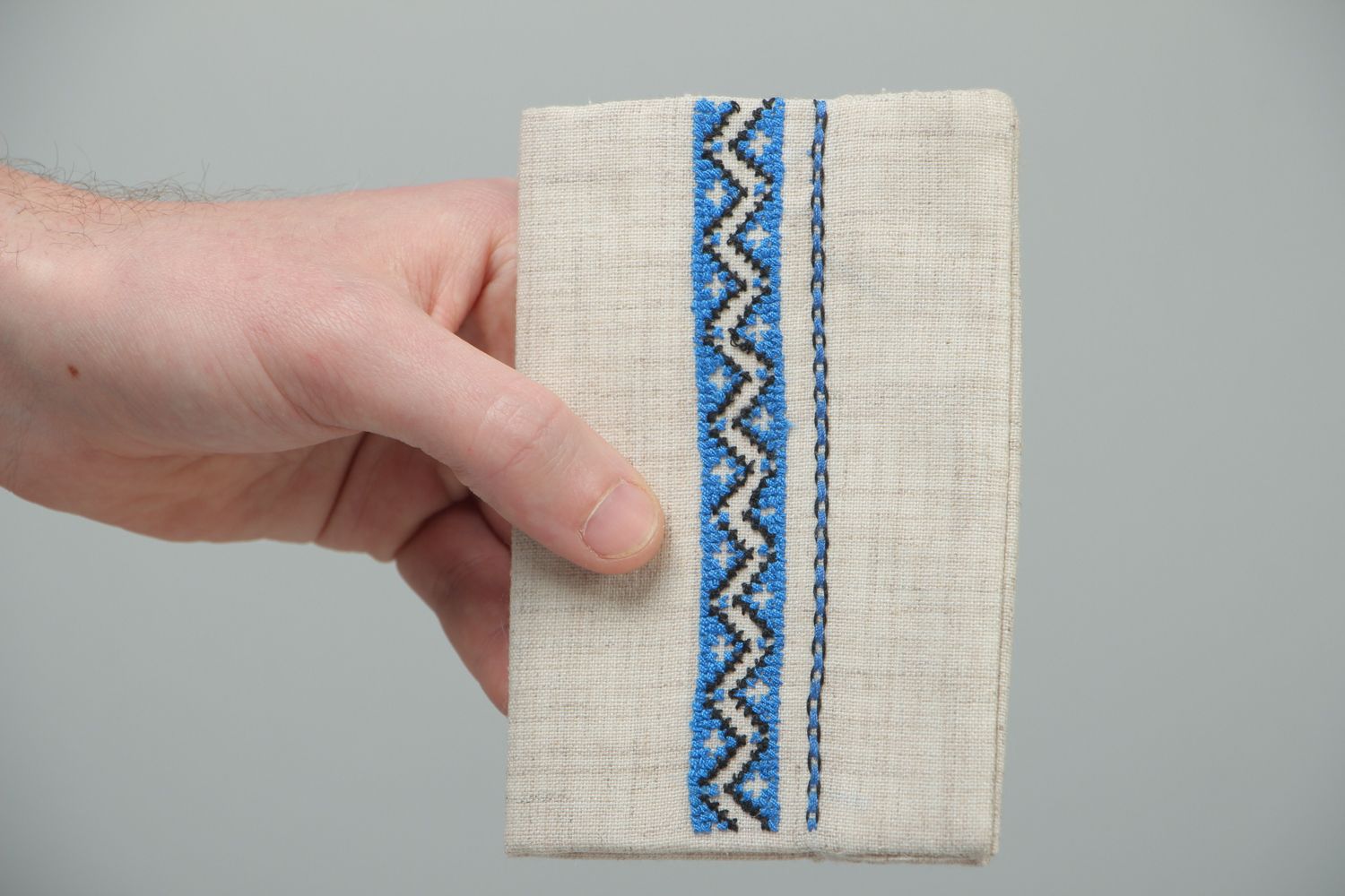 Étui passeport en tissu de lin avec broderie bleue fait main photo 4