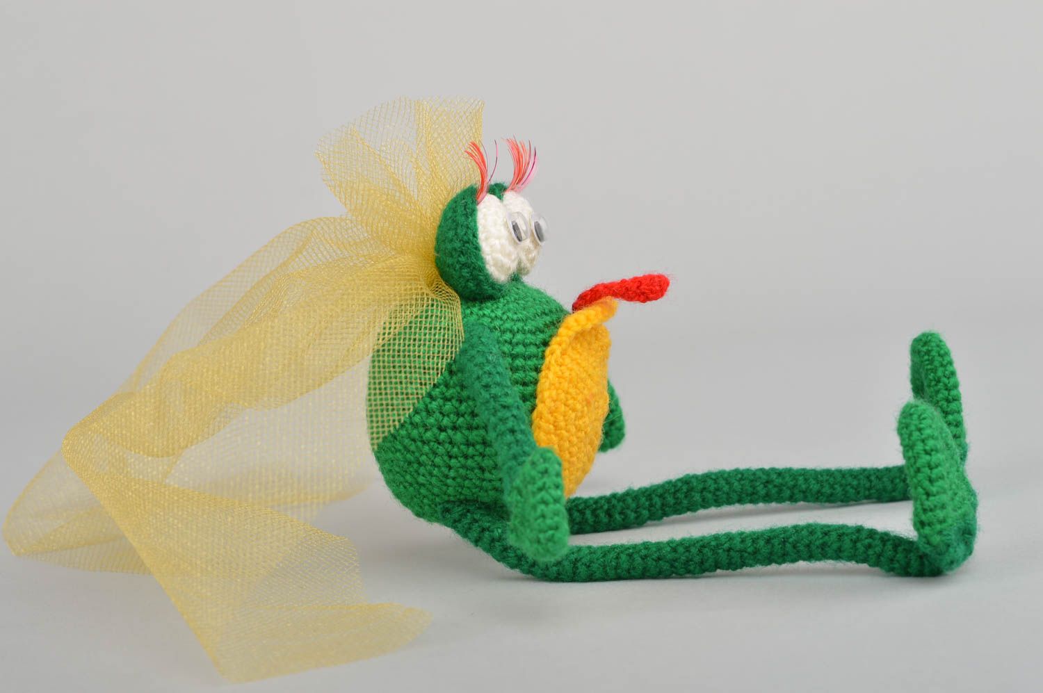 Смешная авторская вязаная игрушка лягушка зеленая с желтым ручной работы фото 4