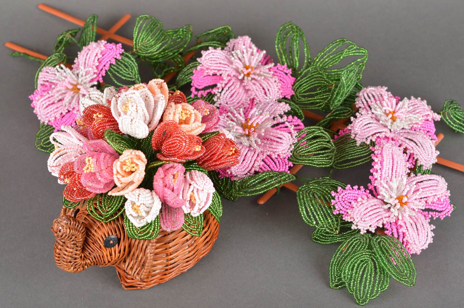 Набор декоративных элементов из 5 лилий и тюльпанов из бисера в кашпо хэнд мэйд фото 5