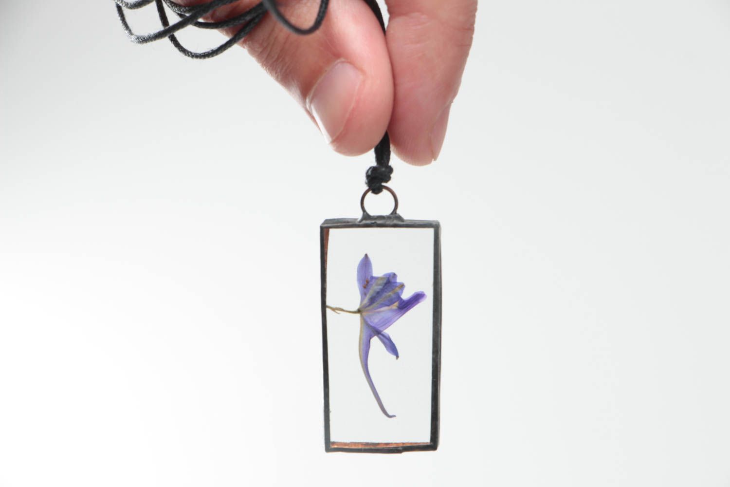 Pendentif en verre rectangulaire avec fleur naturelle bleue original fait main photo 5