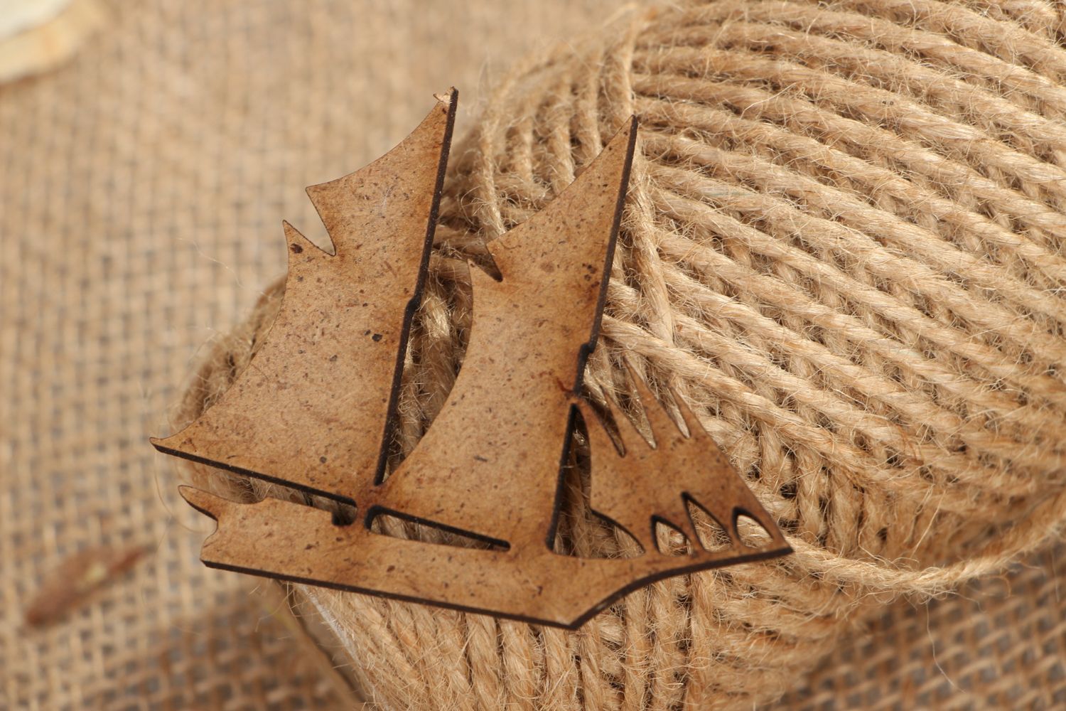 Vorbereitete Materialien handmade aus Faserplatte Segelschiff foto 4