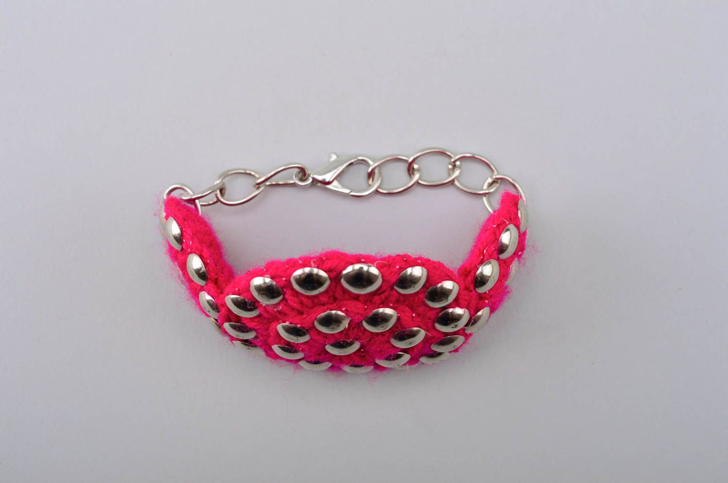 Bracelet tricot Bijou fait main large fils roses rivets en métal Cadeau femme photo 2