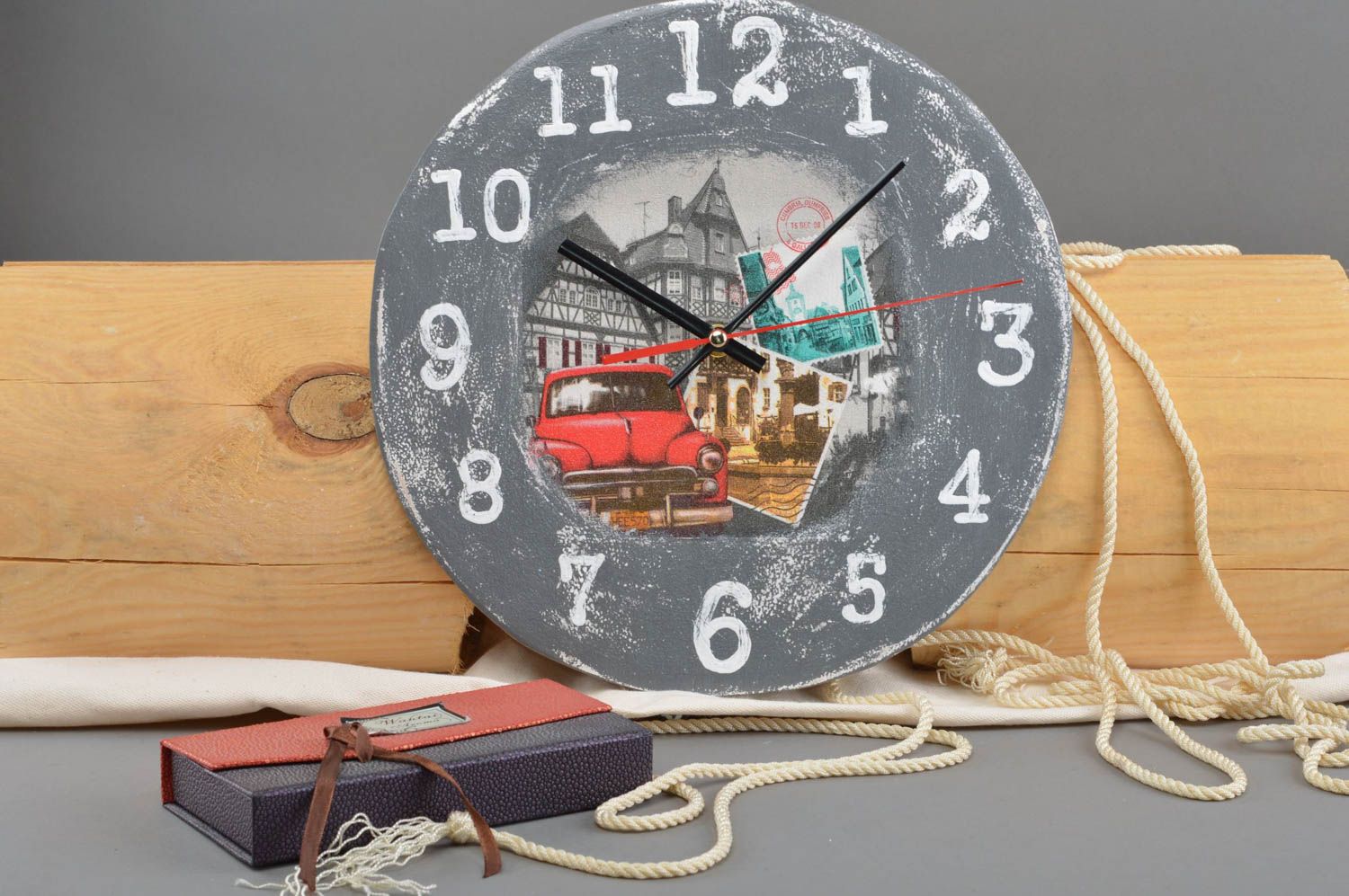 Часы в технике декупаж из ДСП круглые ручной работы с изображением Кубы фото 1