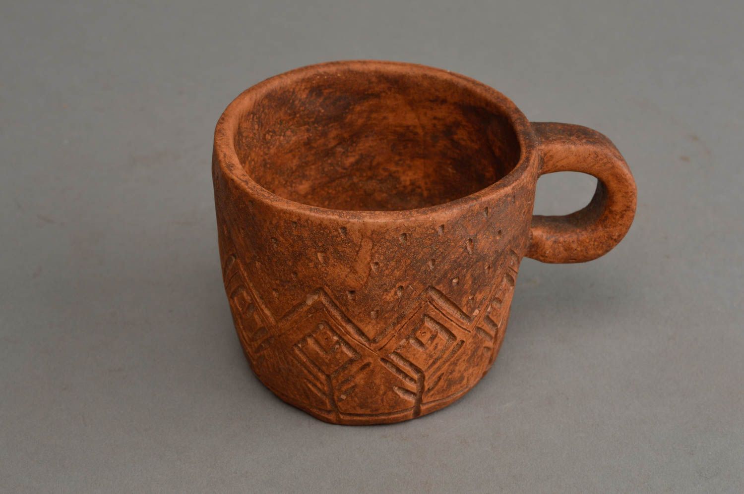 Tasse marron en terre cuite à motif faite main écologique originale poterie photo 3
