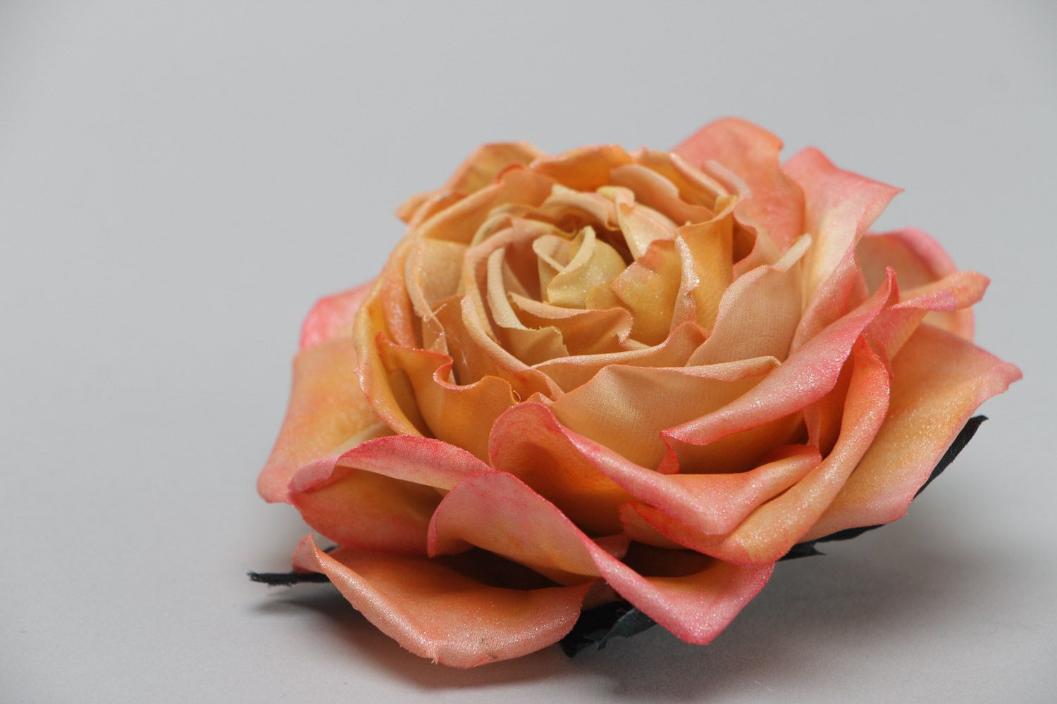 Заколка для волос из атласа и шелка в виде розы кремовая аксессуар ручной работы фото 3