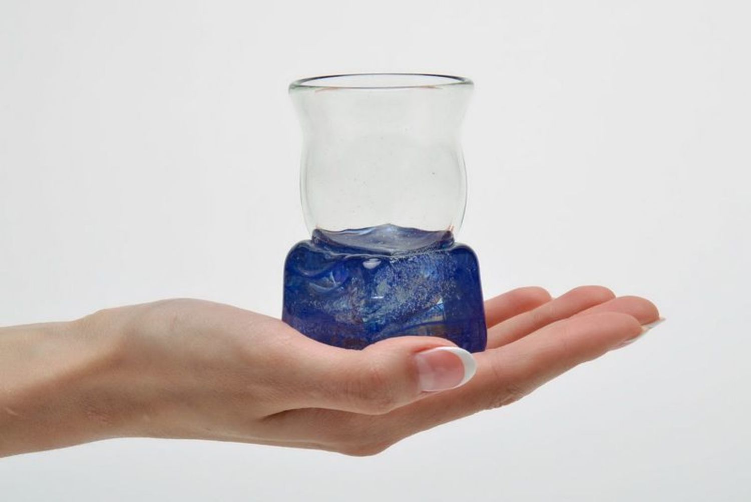 Copo de vidro de soprado livre com fundo azul foto 4