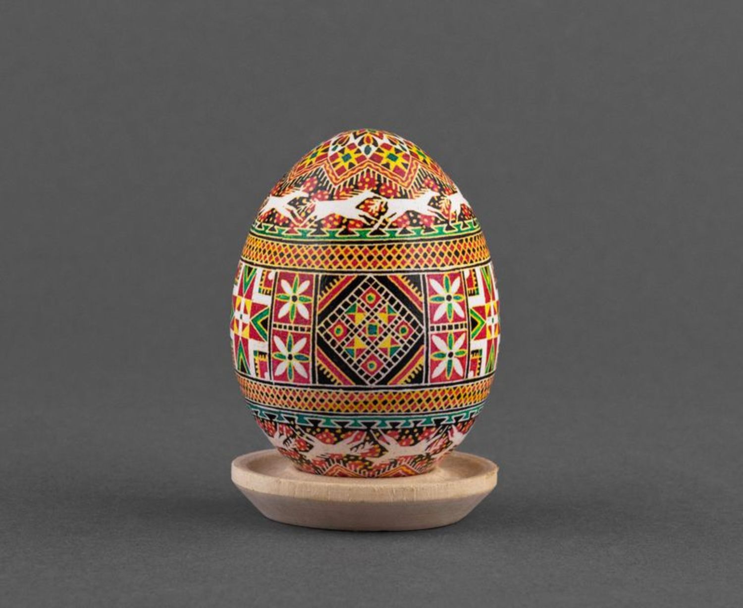 L'uovo decorativo fatto a mano l'uovo dipinto a mano l'uovo pasquale ucraino 
 foto 1