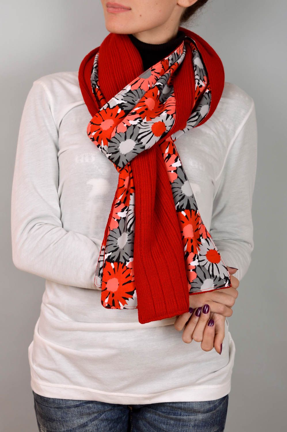Шарф ручной работы нарядный шарф красный с цветами вязаный шарф на шею фото 3