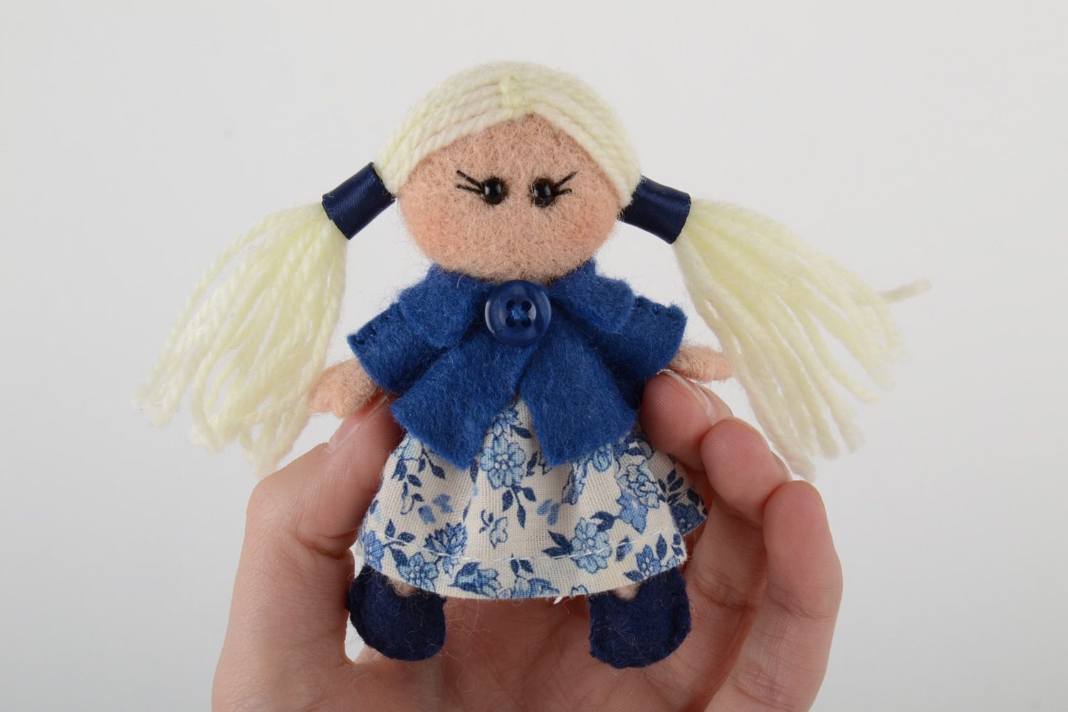 Handgemachte Brosche aus Wolle Puppe mit wunderbarem Kleid originell und schön foto 5