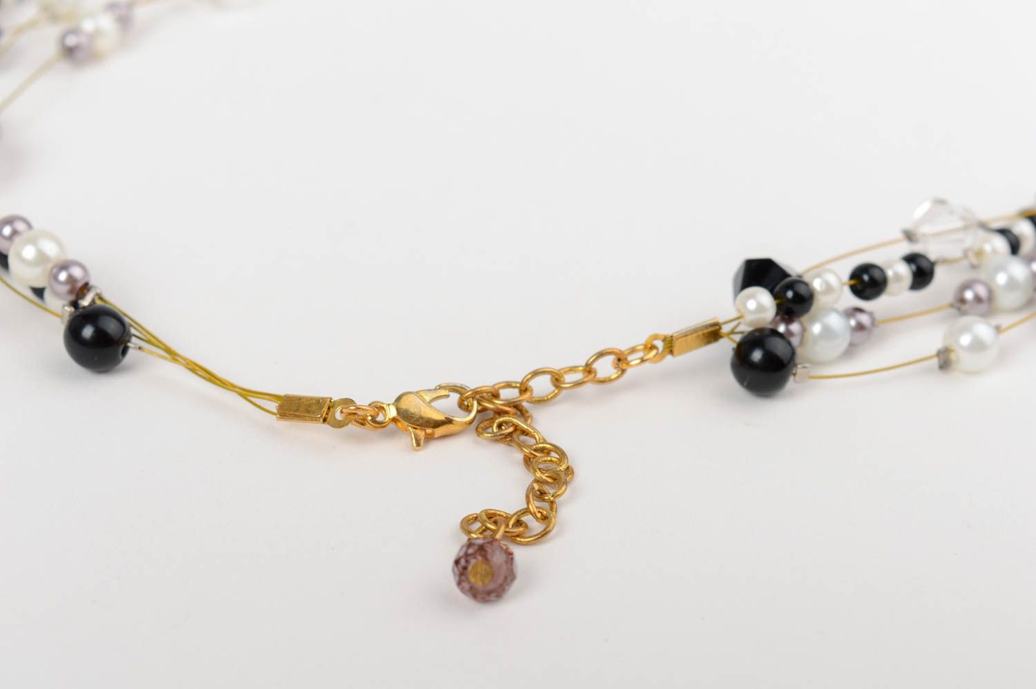 Handmade Halskette aus Keramik Perlen und Kristall in Schwarz und Weiß für Damen foto 3