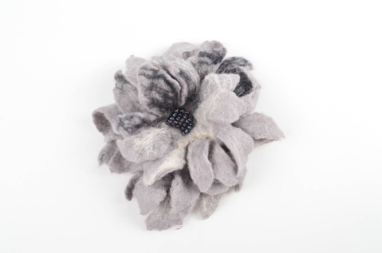 Broche grise Bijou fait main laine feutrée Accessoire femme perles rocaille photo 3