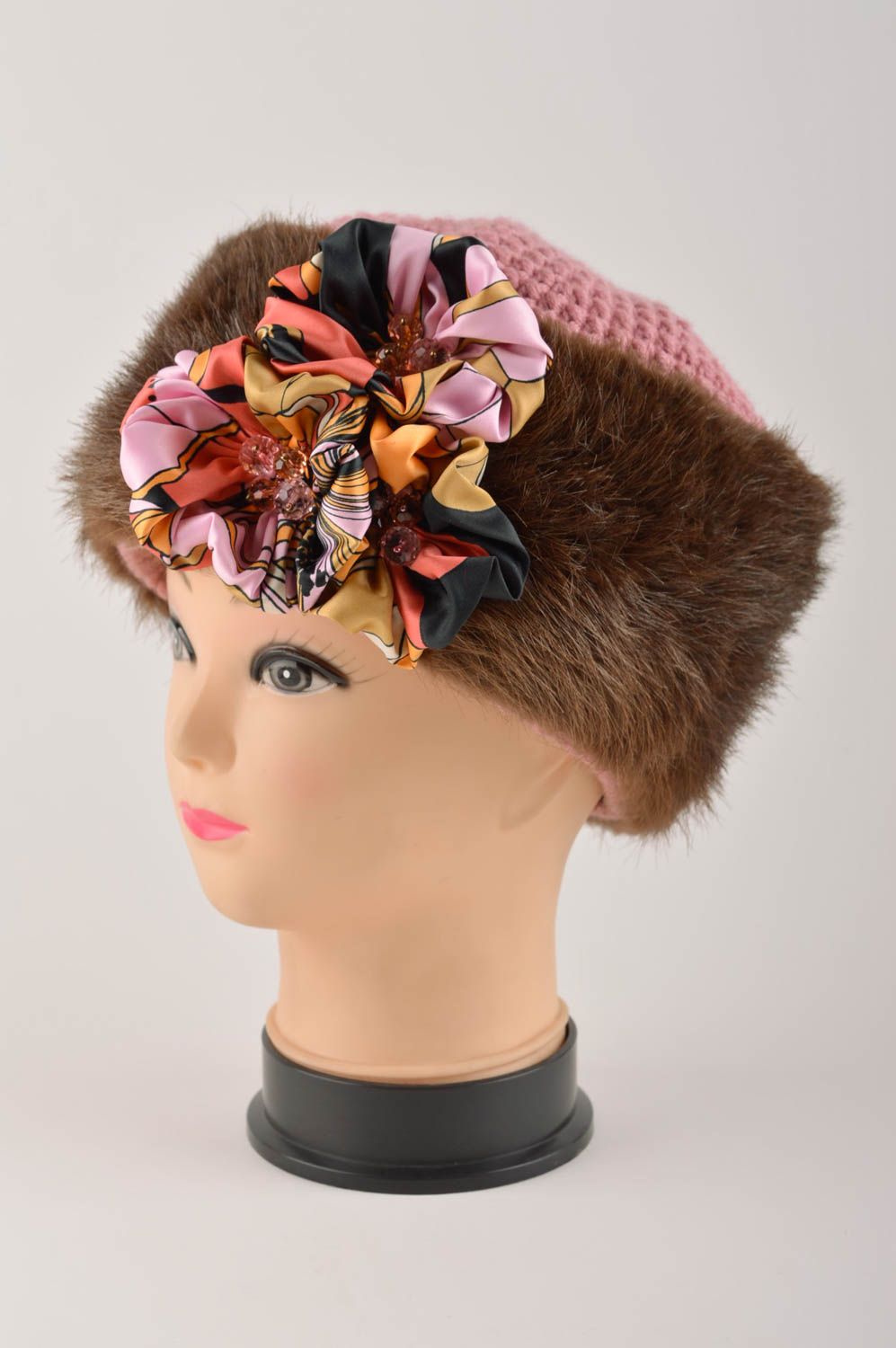 Bonnet avec fourrure Chapeau fait main d'hiver Vêtement pour femme original  photo 2