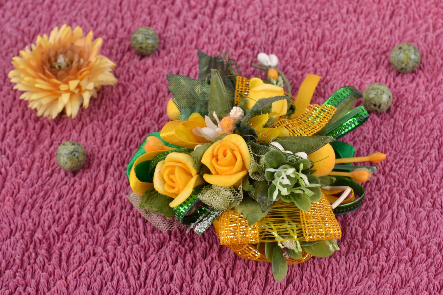 Handgemachter Rohling für Haarklemme oder Brosche gelbe dekorative Blumen schön foto 1
