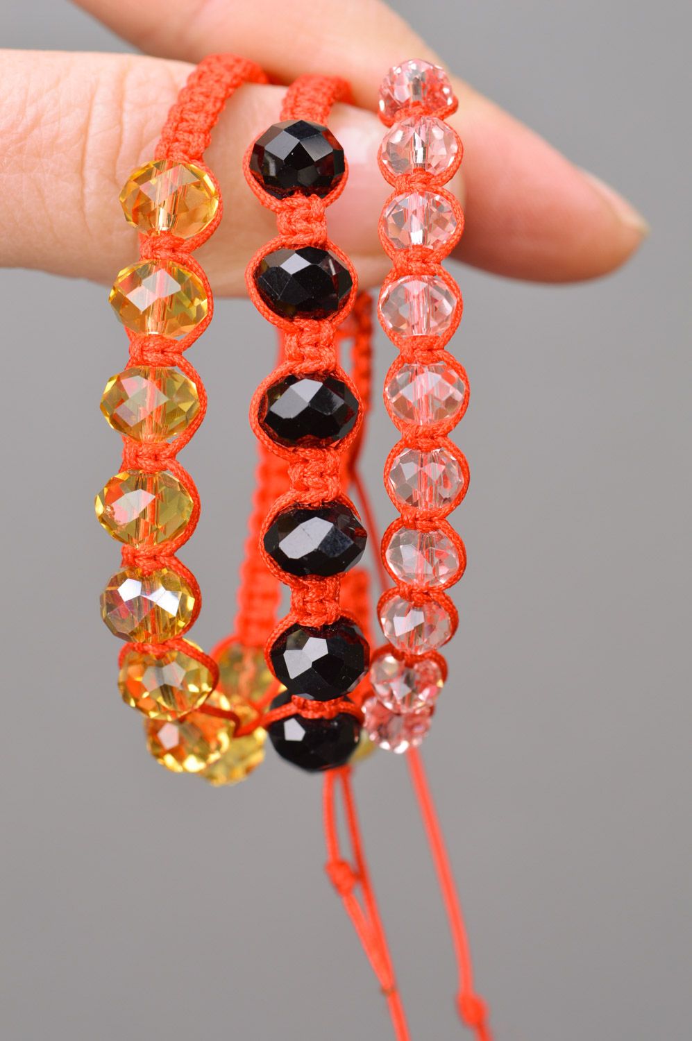 Trois bracelets tressés de fils rouges et perles fantaisie faits à la main photo 3