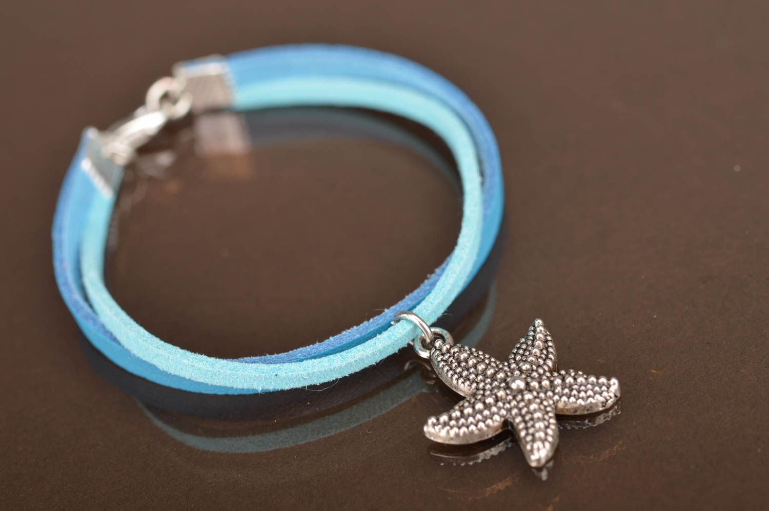 Bracelet bleu ciel cuir et suède avec breloque original fait main Étoile de mer photo 4