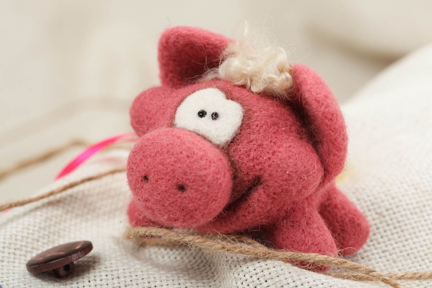 Figura de lana en técnica de fieltro seco artesanal con forma de cerdito rosado foto 1