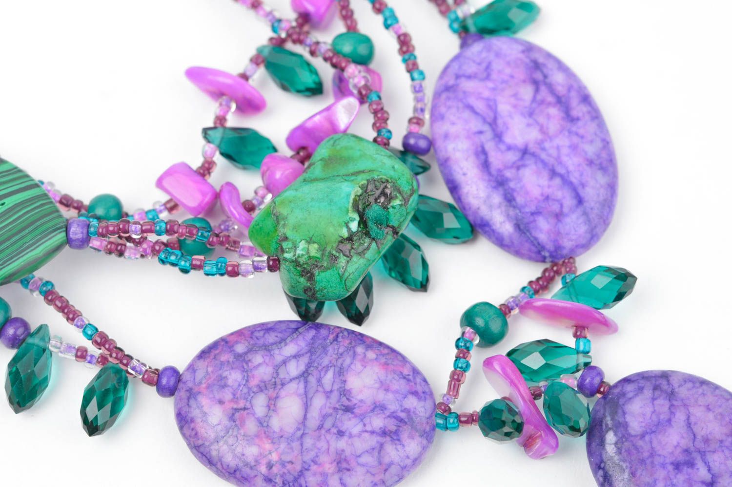 Украшение ручной работы ожерелье из бисера в камнями колье из бисера фиолетовое фото 3