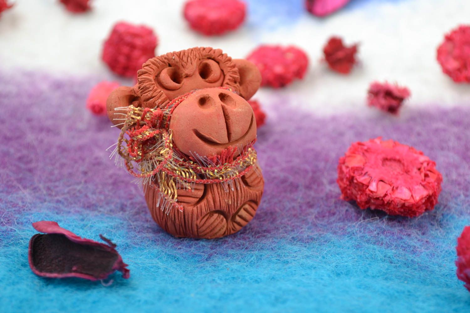 Figurine singe en terre cuite faite main marron peinte de couleurs acryliques photo 1