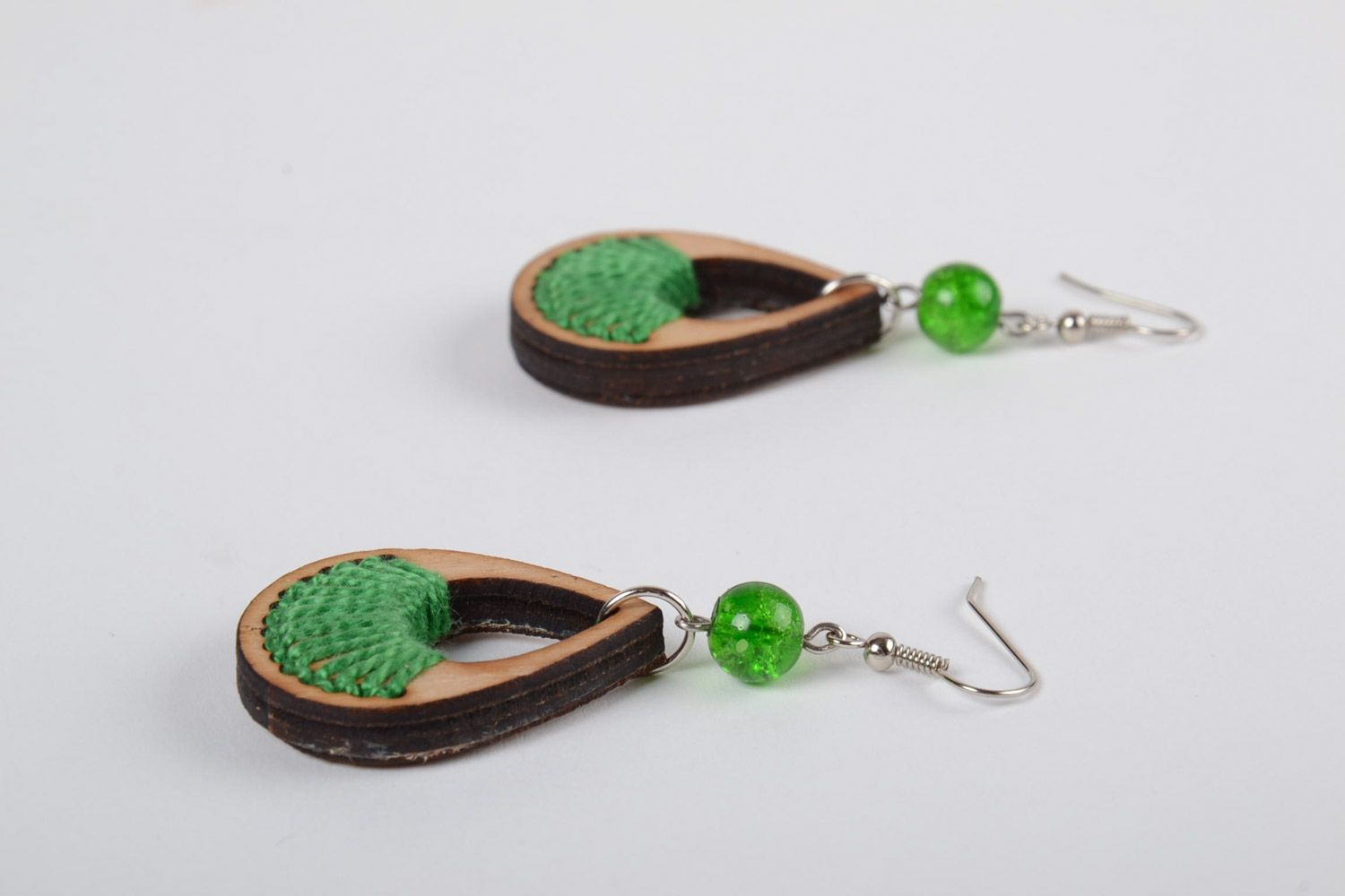 Фанерные серьги с вышивкой зелеными нитками ручной работы в виде капелек фото 2