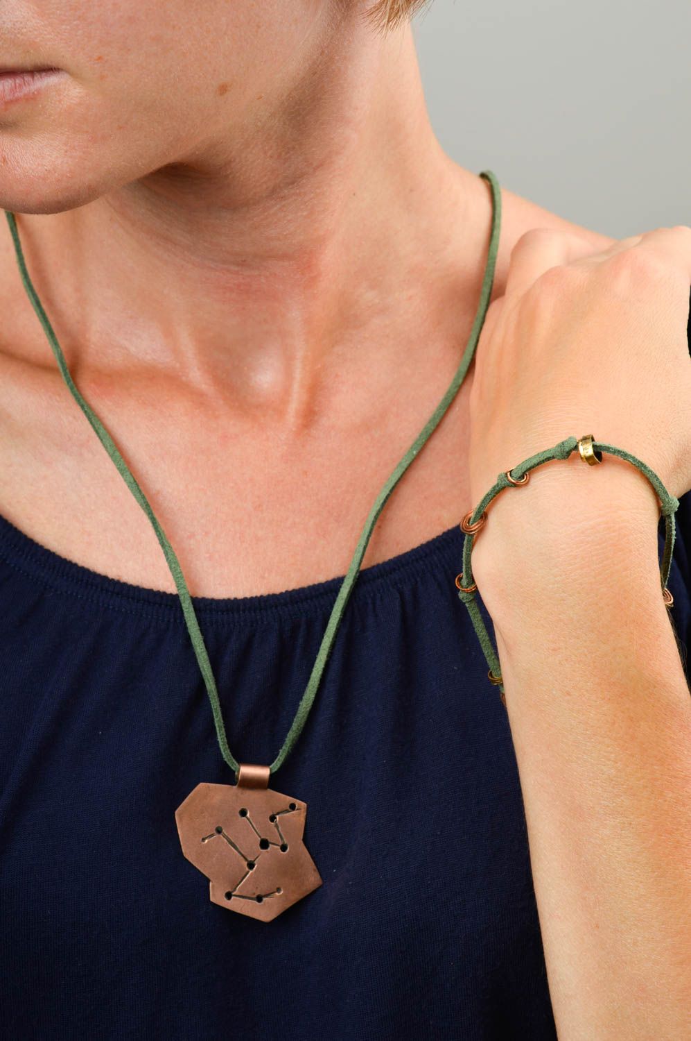 Parure de Bijoux en cuivre fait main Bracelet et pendentif sur cordons verts photo 1